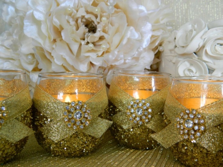 idees-decoration-mariage-porte-bougie-paillettes-or-fleurs-décoratives-blanches
