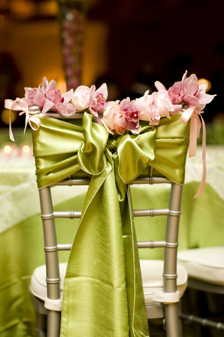 idees-decoration-mariage-rubn-chaise-satin-vert-orchidées-roses
