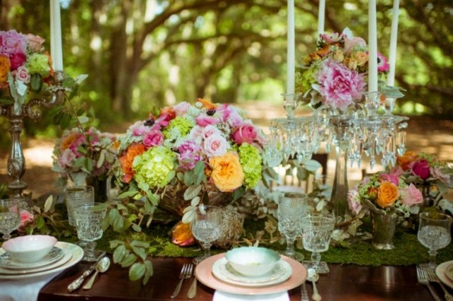 idees-decoration-mariage-rustique-arrangements-fleurs-bougeoir-pampilles-chemin-table