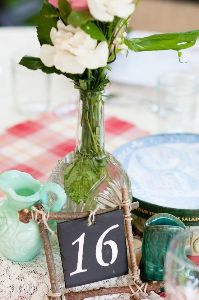idees-decoration-mariage-rustique-bouquet-numéro-table-nappe-carreaux-dentelle