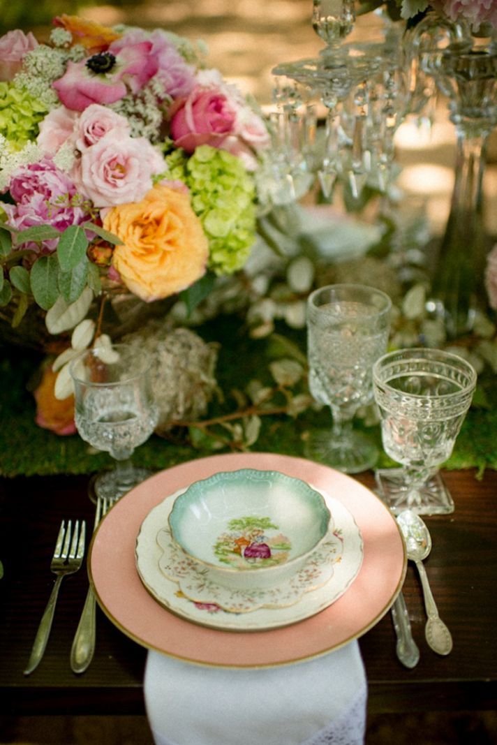 idees-decoration-mariage-rustique-extérieur-bouquet-fleurs-assiettes-motifs-floraux