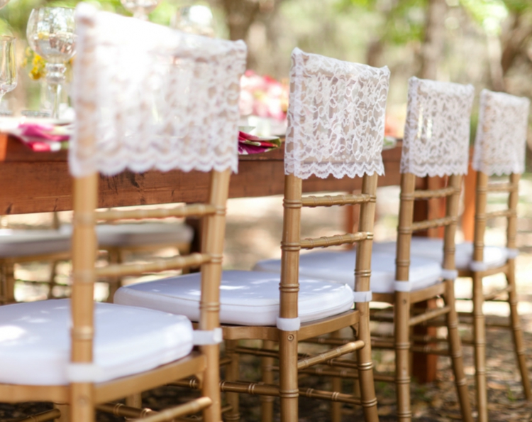 idees-decoration-mariage-rustique-romantique-chaises-dentelle