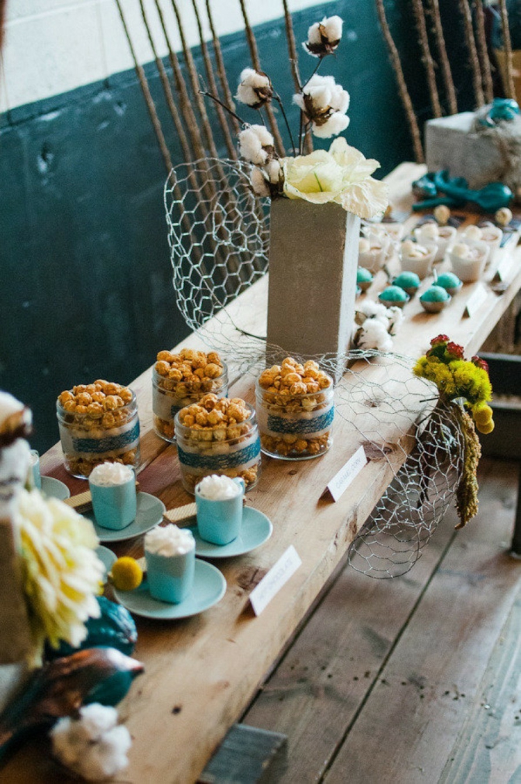idees-decoration-mariage-rustique-table-bois-tasses-turquoise-fleurs-coton