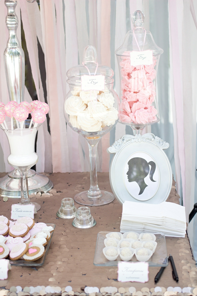 idees-decoration-mariage-sucreries-pots-bonbons-rose-blanc-nappe-pailletée idées décoration mariage