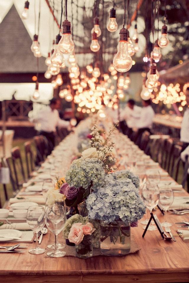 idees-decoration-mariage-suspensions-ampoules-bouquet-hortensias-bleu-roses