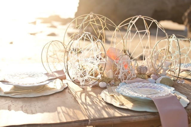 idees-decoration-mariage-table-bois-plage-décorations-métalliques-perles