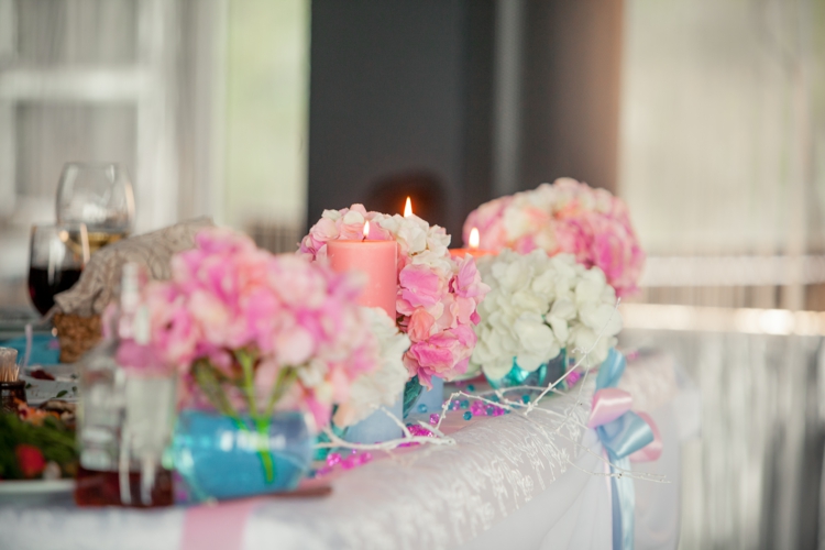idees-decoration-mariage-table-bouquets-hortensias-bougies-perles-décoratives idées décoration mariage