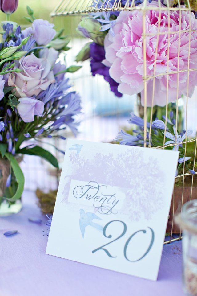 idees-decoration-mariage-table-nuéro-table-fleurs-lilas-nappe-délicate