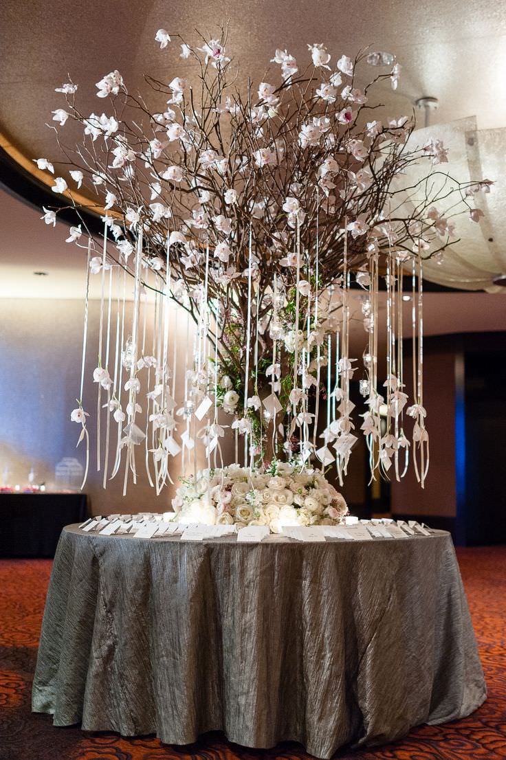 idees-decoration-mariage-table-ronde-centre-table-roses-blanches-arbre-magnolia