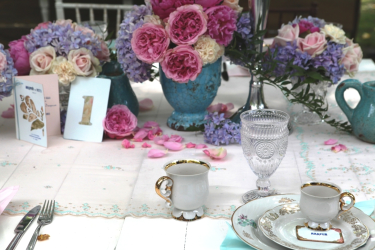 idees-decoration-mariage-table-roses-pivoines-numéro-table-tasses-liséré-or idées décoration mariage