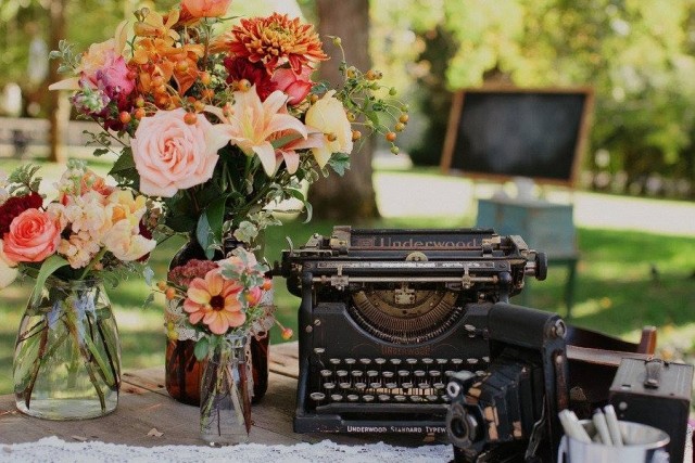 idees-decoration-mariage-vintage-fleurs-champ-roses-machine-écrire idées décoration mariage