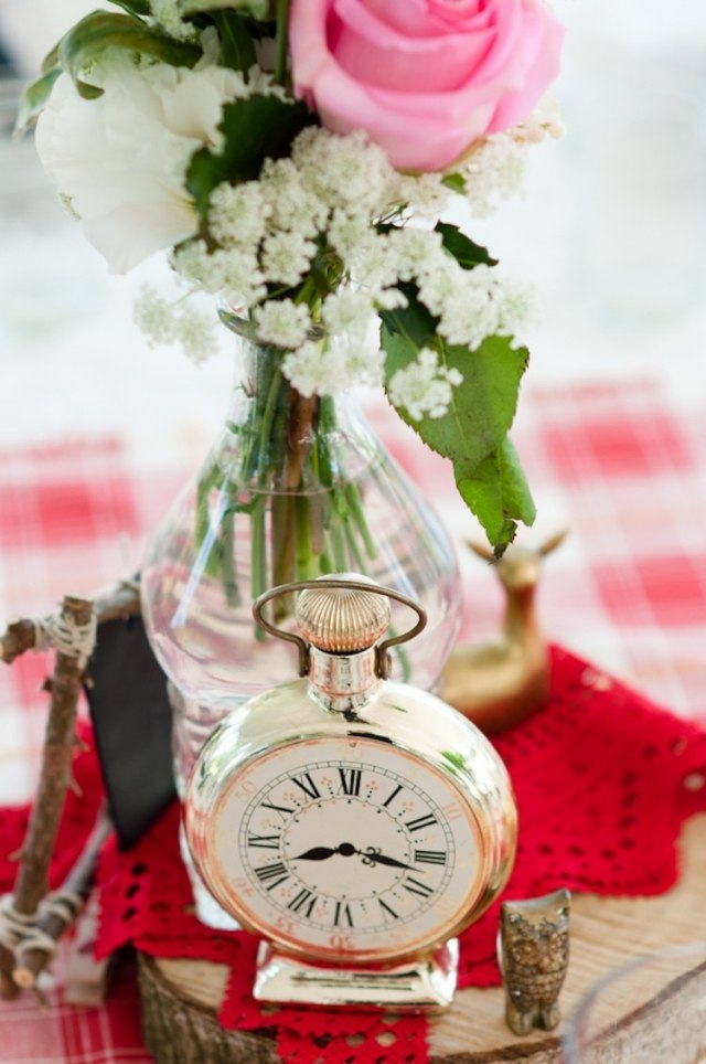 idees-decoration-mariage-vintage-vase-transparent-roses-montre-rondelle-bois idées décoration mariage