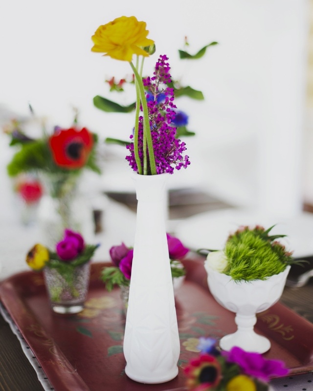 idees-decoration-mariage-élégante-vase-haut-étroit-blanc-fleurs-délicates