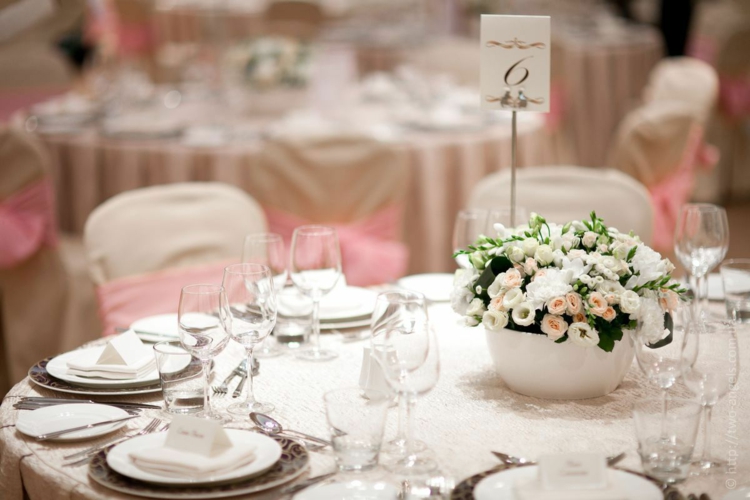 idees-decoration-mariage-épurée-nappe-blanche-bouquet-fleurs-blanches-pêche