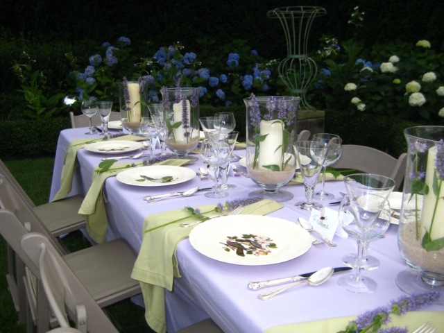idée-décoration-table-couleur-lavande-vert-pâle-blanc