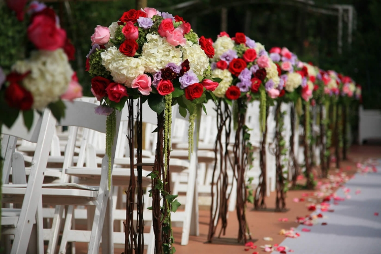 idées-décoration-mariage-bouquets-fleurs-multicolores