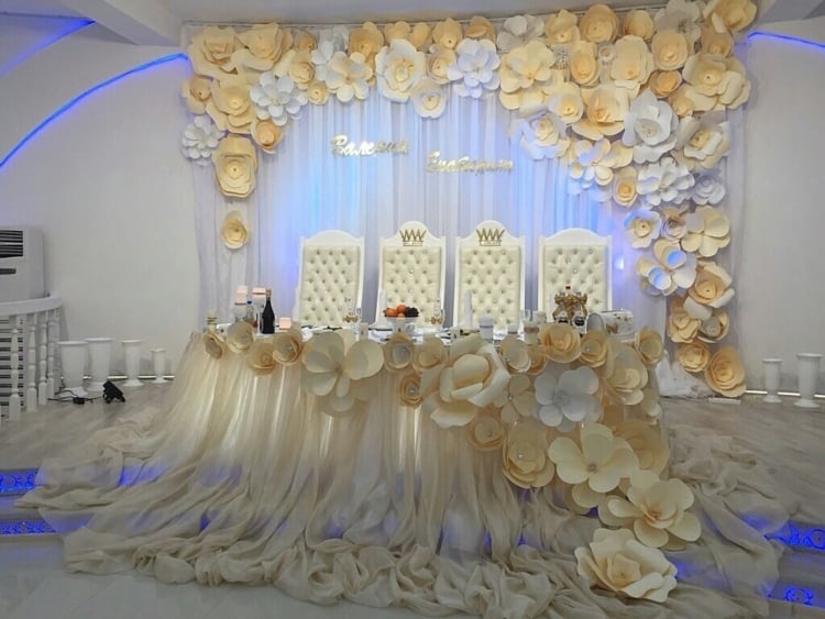 idées-décoration-mariage-fleurs-artificielles-crème-nappe