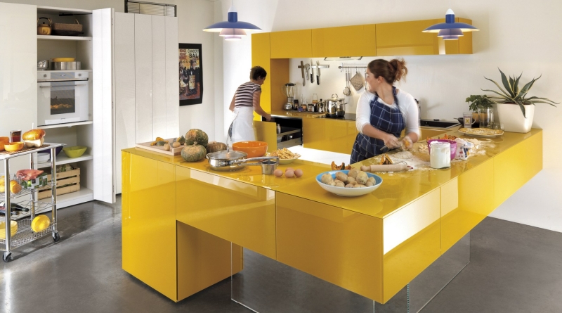 ilot-de-cuisine-jaune-armoires-rangement-lampe-plafond