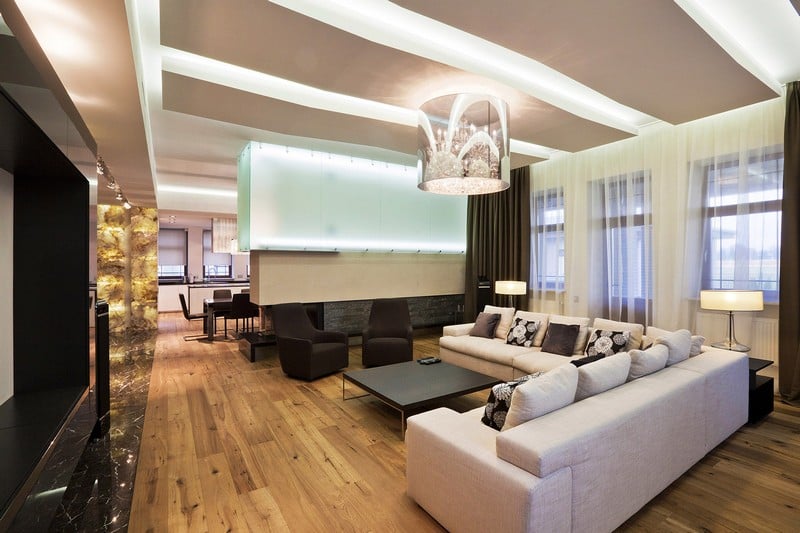 intérieur-design-plafond-moderne-sol-parquet-massof-canapé-angle-rideaux