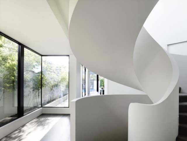 intérieur-ultra-moderne-escalier-colimçon-rampe-blanche