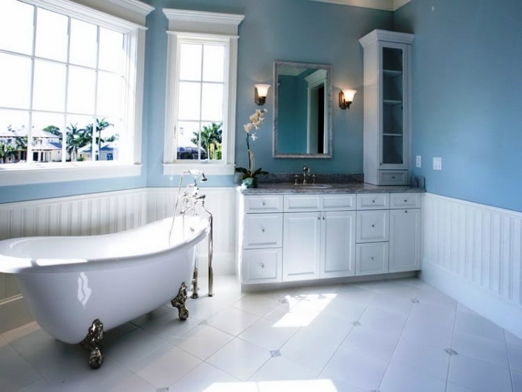 lambris-blanc-salle-bains-mi-hauteur-peinture-bleu-tendance