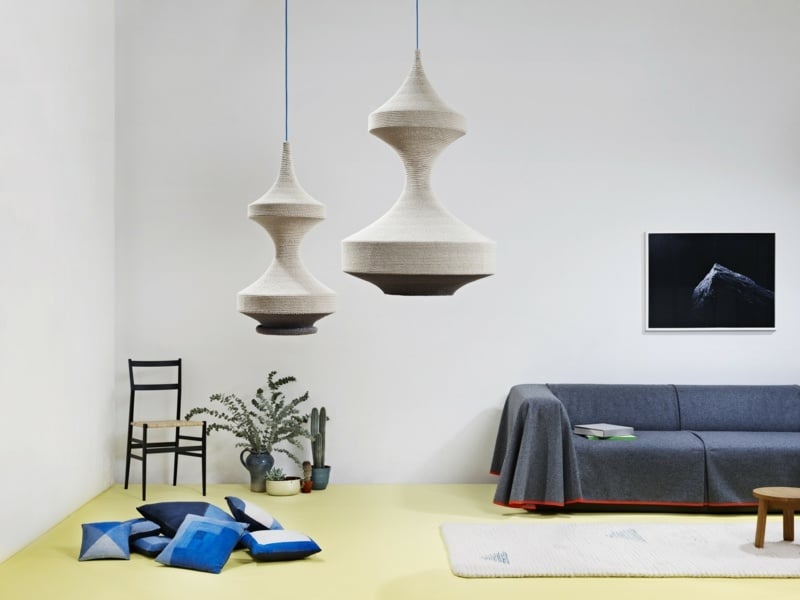 luminaire design suspension-salon-canape-droit-chaise-coussins-idee-deco