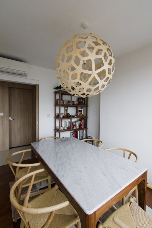 luminaire-moderne-lustre-boule-bois-table-plateau-marbre luminaire moderne