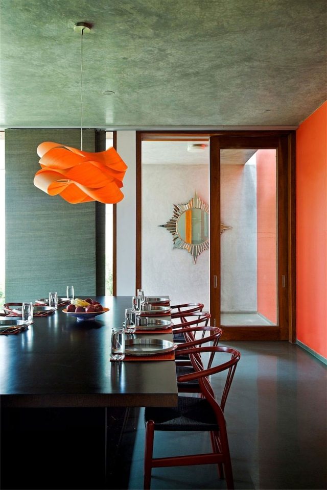 luminaire-moderne-salle-manger-suspensio-forme-abstraite-rouge