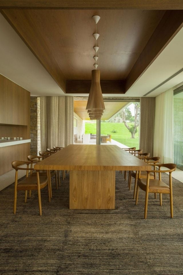 luminaire-moderne-salle-manger-table-bois-massif-suspensions-lattes-teck