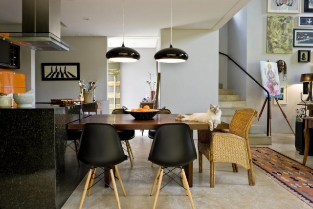 luminaire-moderne-suspensins-noires-salle-manger-chaises-eames-tapis