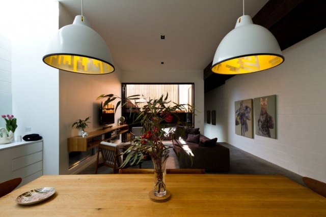 luminaire-moderne-suspensions-entonnoirs-blanches-lumière-jaune-table-bois