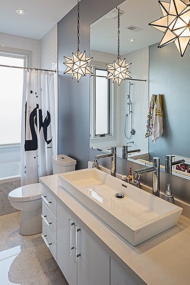 luminaire-moderne-suspensions-étoiles-salle-bains-grand-miroir