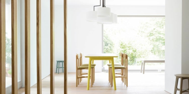 luminaire-salle-à-manger-coin-repas-table-jaune-chaises-bois