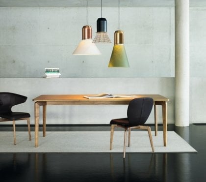 luminaire-salle-à-manger-salle-table-bois-chaises-lampes-plafond