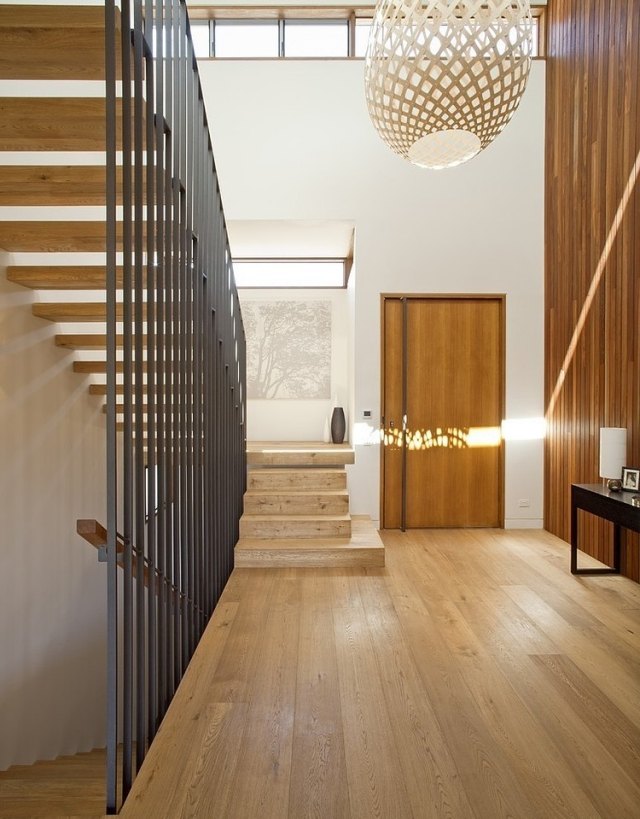 maison-contemporaine-sol-murs-porte-marches-escalier-bois