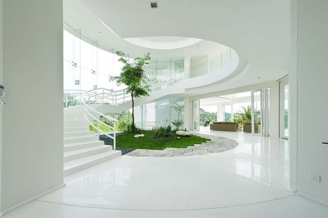 maison-luxe-blanc-jardin-intérieur-escalier-tournant-moderne
