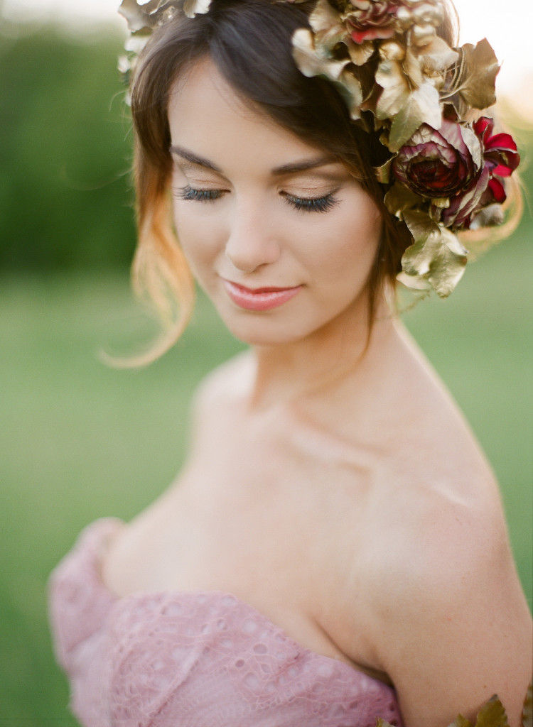 maquillage-mariage-fard-paupières-or-rouge-lèvres-rose-coiffure-fleurs