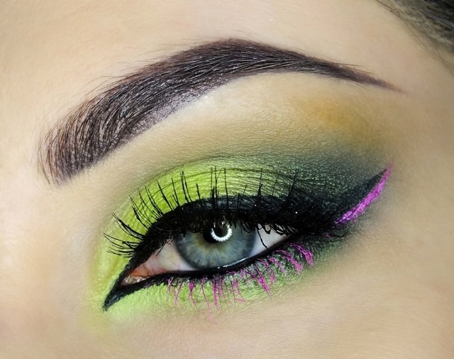 maquillage-yeux-idee-ete--couleur-vert-violet-eye-liner-crayon