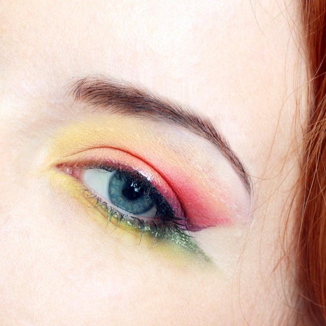 maquillage-yeux-idee-ete--couleurs-jaune-vert-sourcils