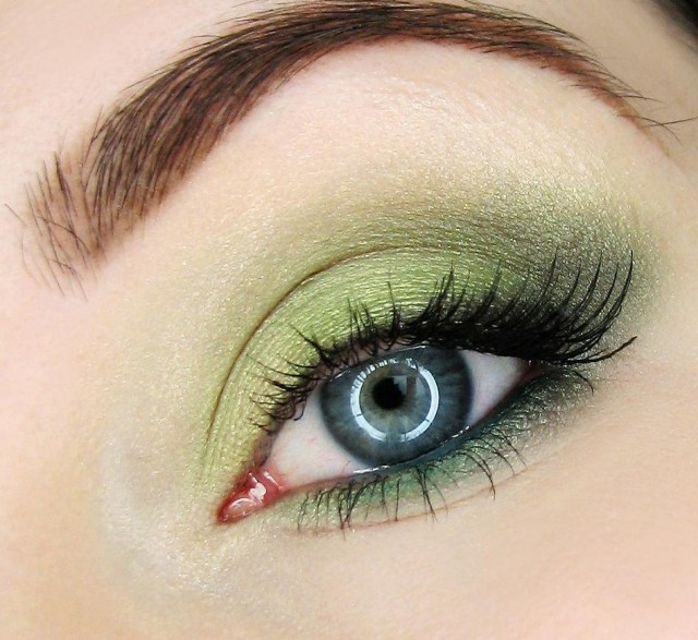 maquillage-yeux-idee-ete-crayon-noir-mascara-fard-vert