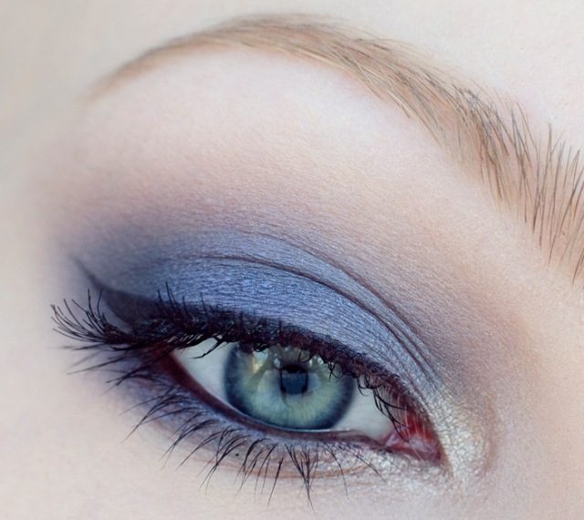 maquillage-yeux-idee-ete--eye-liner-fard-bleu-paupieres-cils-mascara