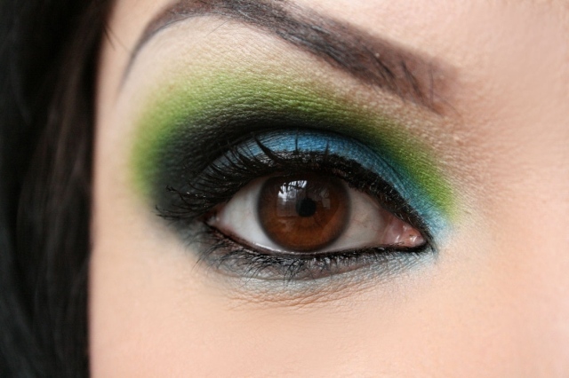 maquillage yeux idee-ete--fard-paillettes-crayon-contours