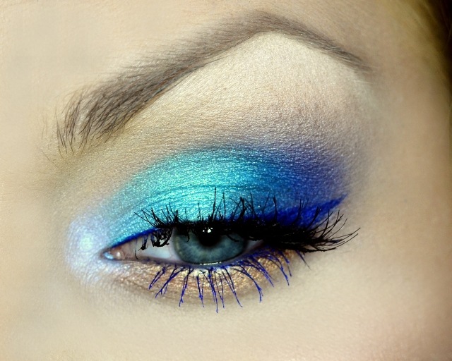 maquillage-yeux-idee-ete--mascara-fard-paupieres-bleue-sourcils