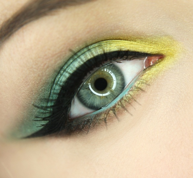 maquillage-yeux-idee-ete--mascara-noire-fard-jaune-vert