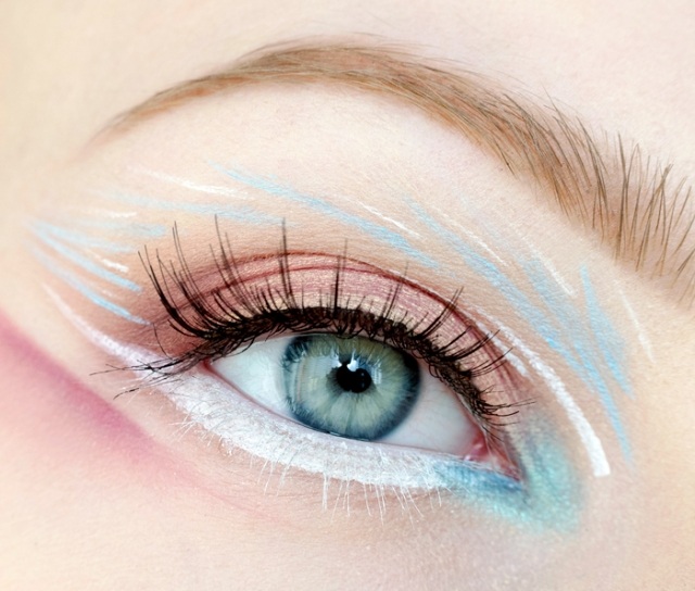 maquillage-yeux-idee-ete-tons-bleu-blanc-mascaral