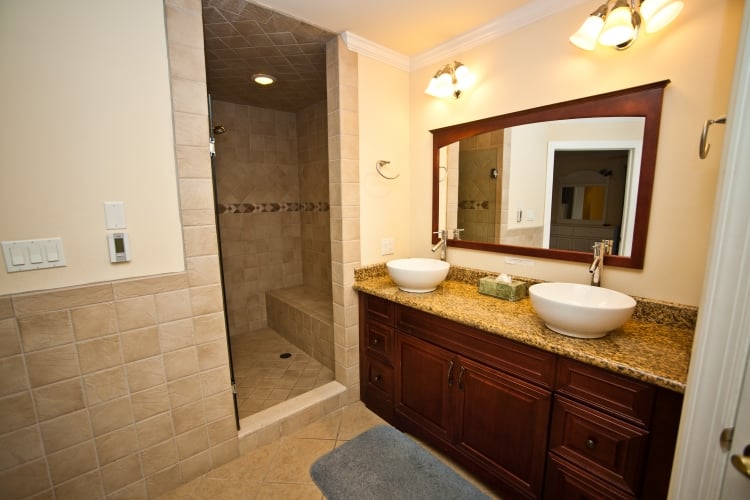 meuble-double-vasque-bois-massif-salle-bains-classique