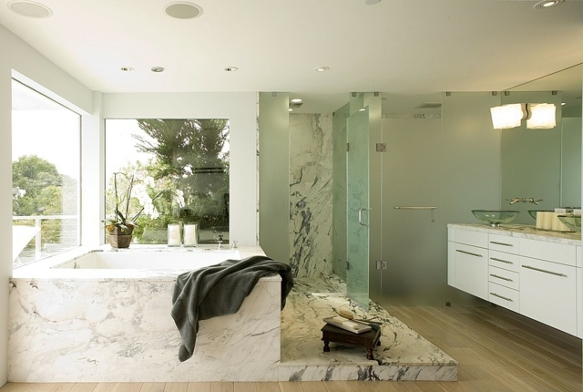 meuble-lavabo-blanc-grande-baignoire-carré-marbre-blanc