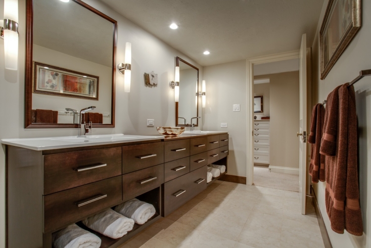 Meuble salle de bains en bois massif et cadres de miroirs assortis