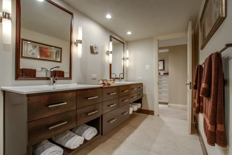 meuble-salle-bains-bois-appliques-cadres-miroirs-sol-grès-cérame