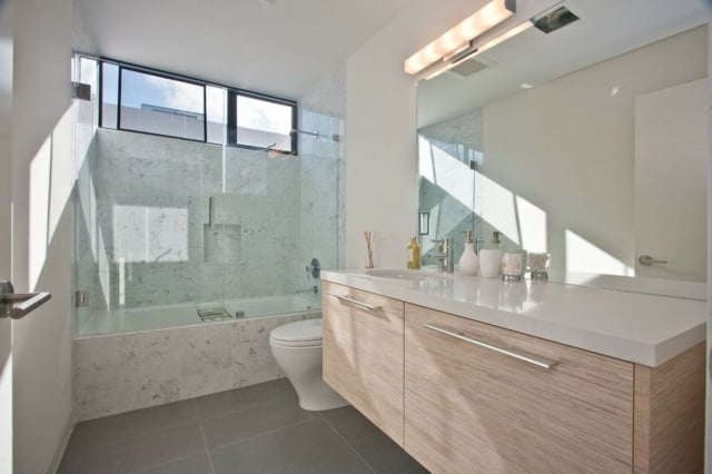 meuble-salle-bains-bois-clair-carrelage-gris-mur-baignoire-marbre